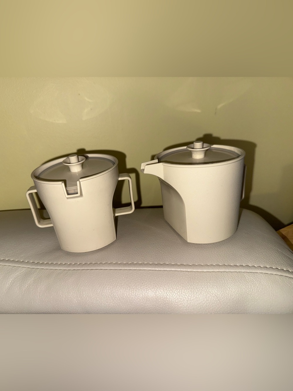 Tupperware Cream-Colored Sugar and Creamer Set with Lids